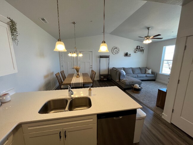 Building Photo - 927 W Coral Charm Wy