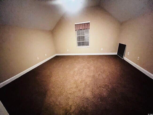 Building Photo - 584 Summerhill Dr