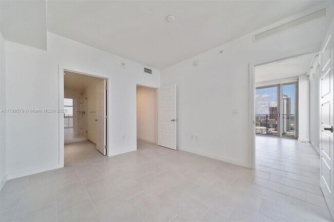 Building Photo - 2150 N Bayshore Dr