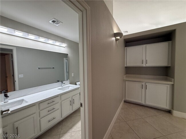 Building Photo - 694 Riverband Pl