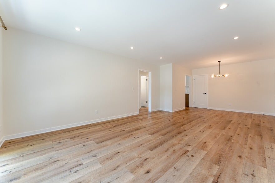 Building Photo - 1319 Havenhurst Dr