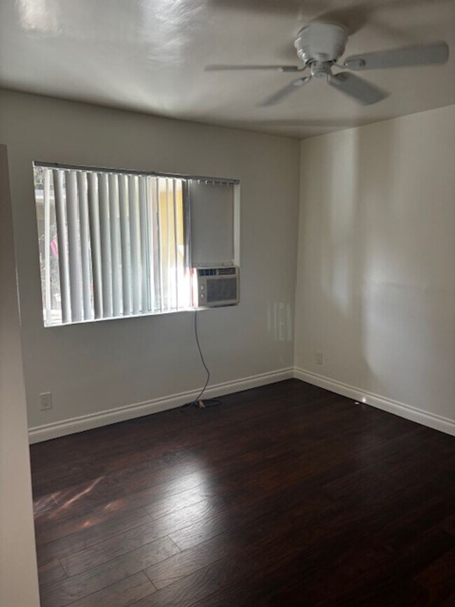 Building Photo - Spacious 1-Bedroom Apartment in Van Nuys – Second floor