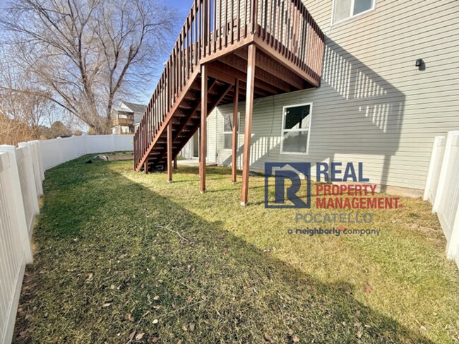 Building Photo - 3 bed 2.5 bath 2 car garage house - pets negotiable