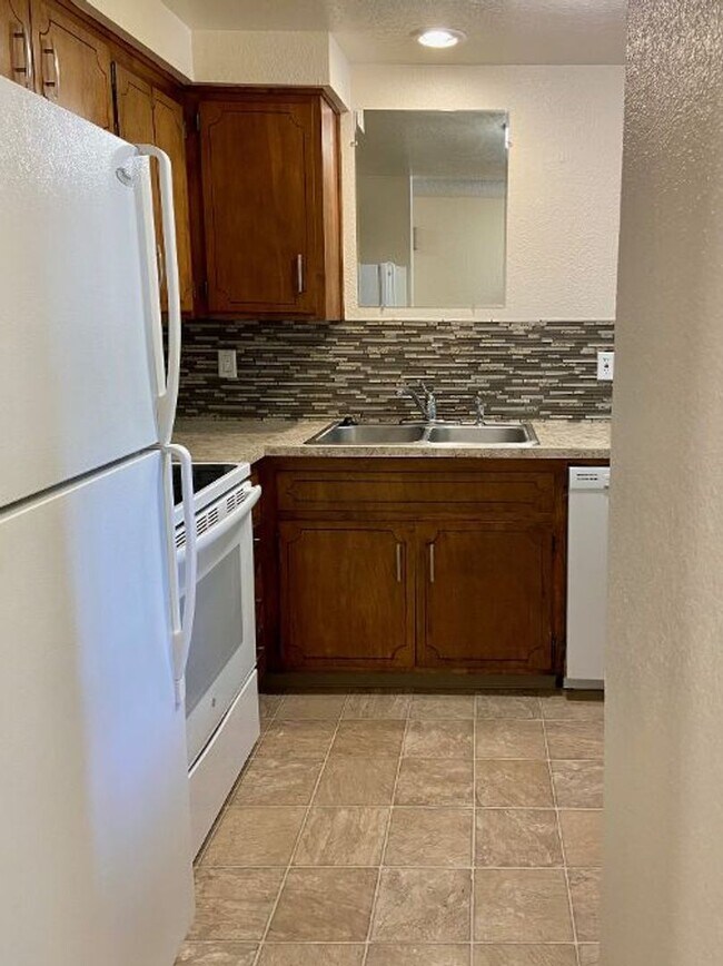 Building Photo - Veneta Duplex