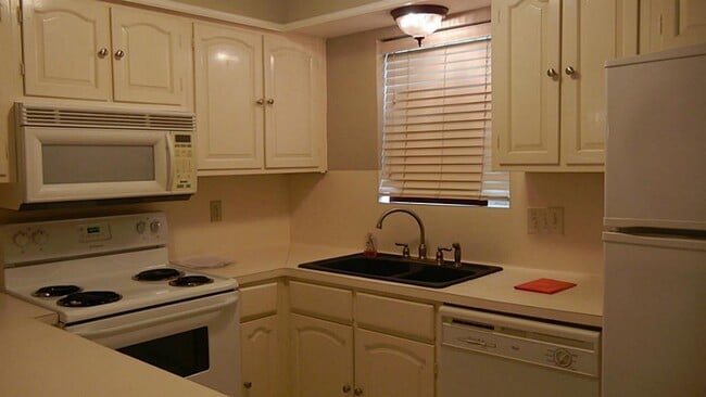 Building Photo - 883 Wax Myrtle Ln