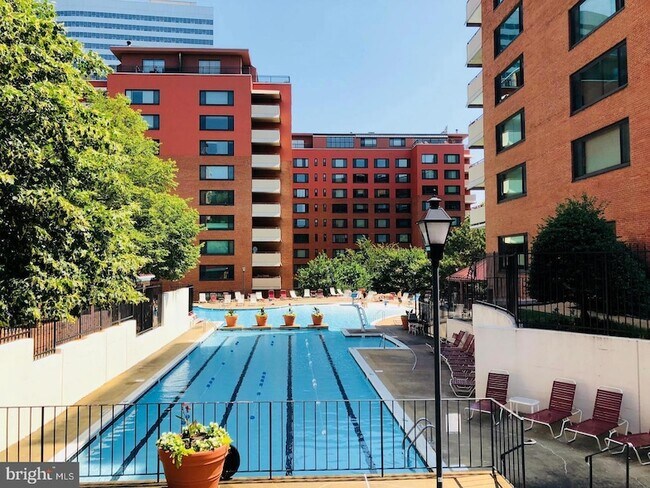 Building Photo - 1021 Arlington Blvd