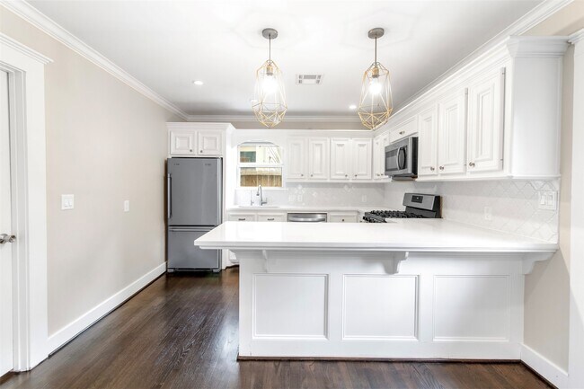 Building Photo - 814 E 23rd St