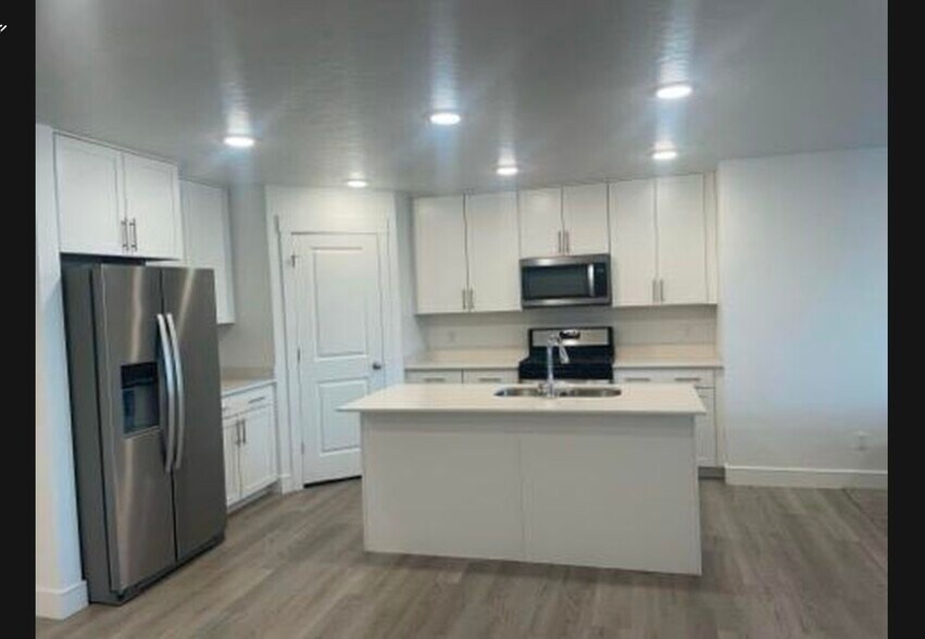 Building Photo - 1096 N 1840 W