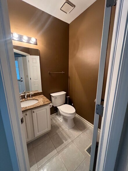 Powder room - 1452 Division Ct