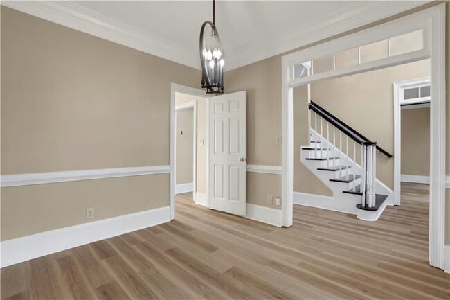 Building Photo - 2020 Oak Ln