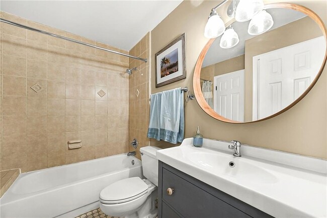 Building Photo - 404 McGill Pl NE