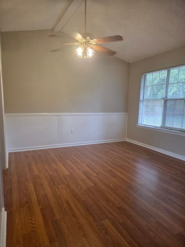 Building Photo - Beautiful very spacious 4 Bed/2 Bath