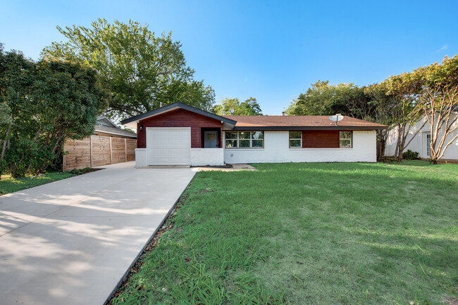 Building Photo - 11385 Earlywood Dr