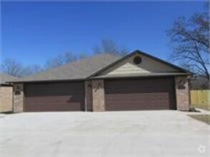 Building Photo - 3 bedroom duplex, Near Arkansas College of...