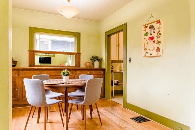 Building Photo - 517 NE Fargo St