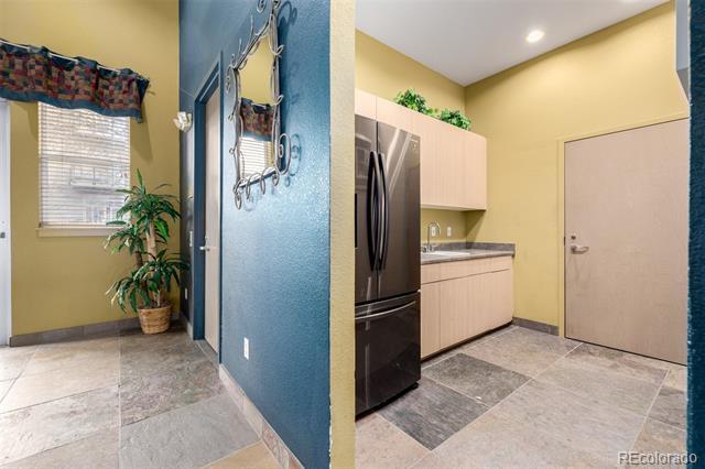 Building Photo - 5677 S Park Pl