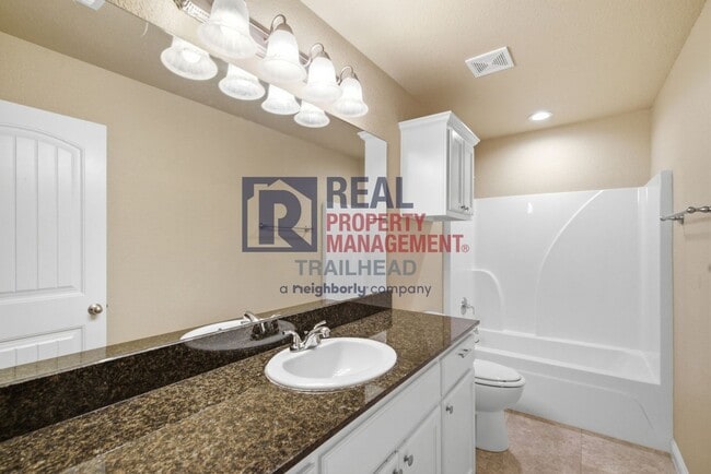 Building Photo - 901 Dart Ct