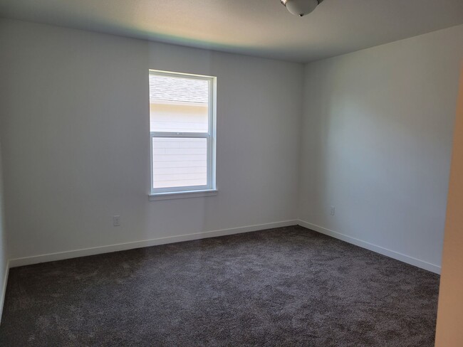Building Photo - Beautiful 3 Bedroom Home