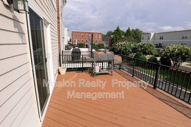 Building Photo - 1721 W Cary St