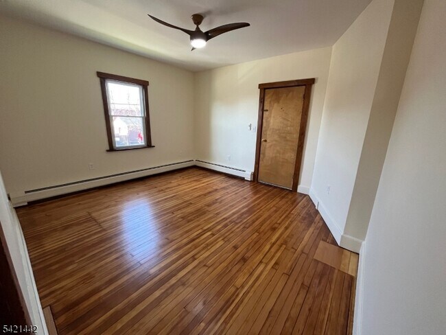 Building Photo - 1 Laurel Pl