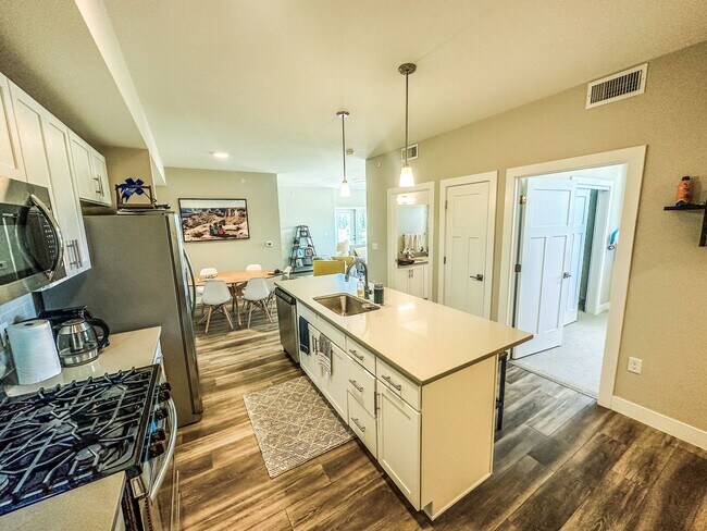 Building Photo - Beautiful "Like New" Large 2Bd 2Ba condo W/ amazing views of the flatirons!