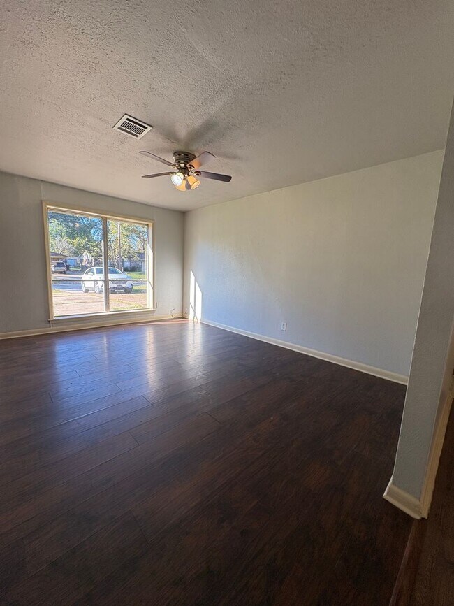 Building Photo - Gorgeous 3 bedroom/1 bath home with living room and den!
