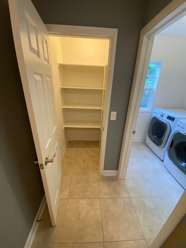 Building Photo - 4 Bedroom - Upper Arlington