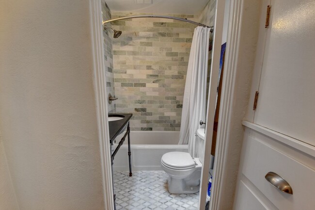 Building Photo - Gorgeous duplex near Cherry Creek!