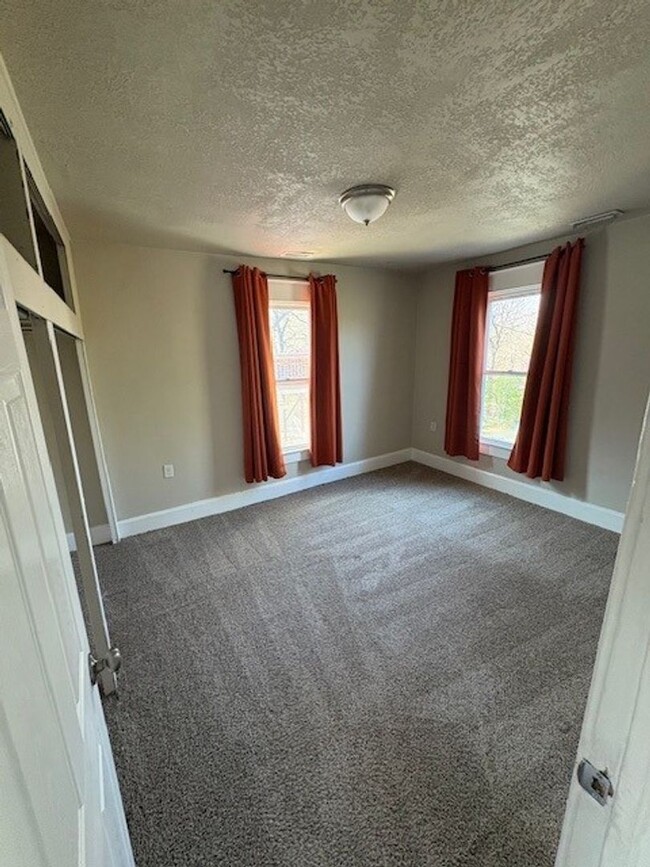 Building Photo - Stunning 4 Bed Home West of Drake