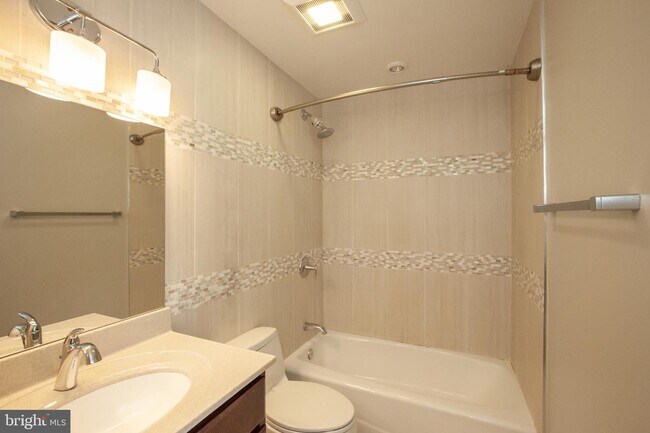 Building Photo - 2533 Hillsman St