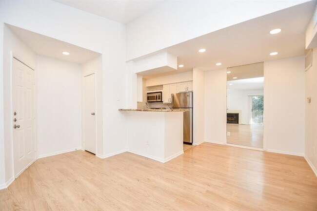 Building Photo - 11201 Lynbrook Dr