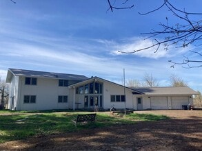 Building Photo - Grand Home!