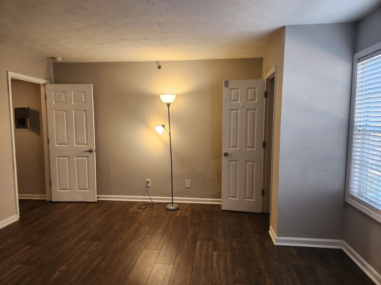 Building Photo - 4000 Riverlook Pky SE