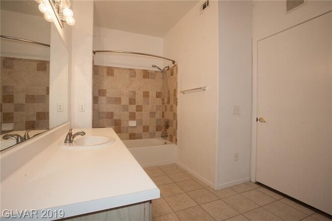 Building Photo - Unfurnished 2 Bd / 2 Ba Condo in a Beautif...