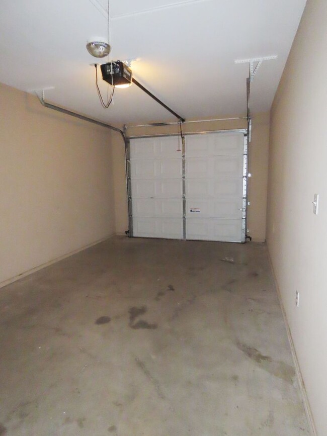 Building Photo - Beautiful 3 Bedroom, 2 Bath Duplex in Lind...