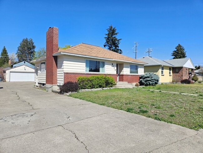 Building Photo - $2,000 - 3 Bed / 2 Bath Charming Rancher H...