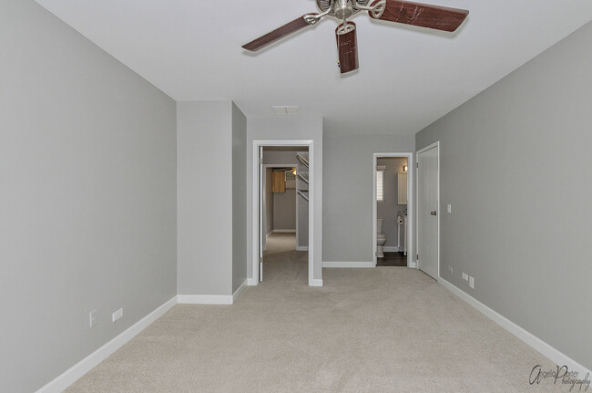 Building Photo - 511 Le Parc Cir