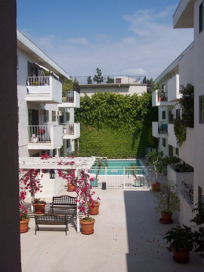 Pool View - 960 Larrabee St