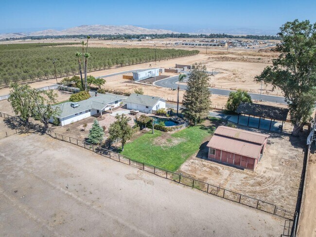 Building Photo - 4105 E Perrin Ave