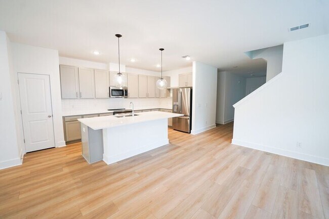 Building Photo - 128 Kingswood Cir
