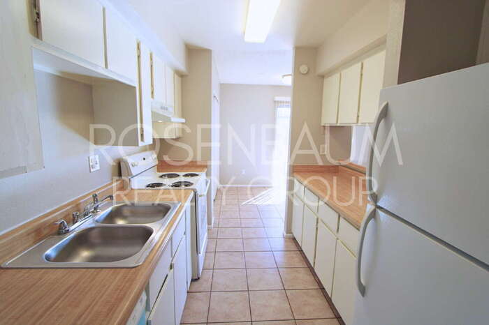 Building Photo - 410 E 9th Ave