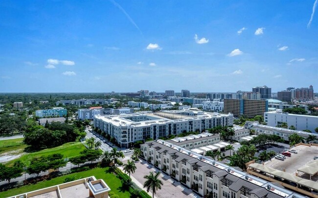 Building Photo - 800 N Tamiami Trl