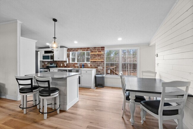 Building Photo - Ranch with 6 Acres!