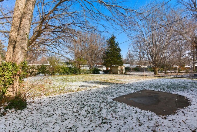 Building Photo - 3 Bedroom | 2 Bathroom | 2 Car Garage | Springfield MO | Fenced Back Yard!