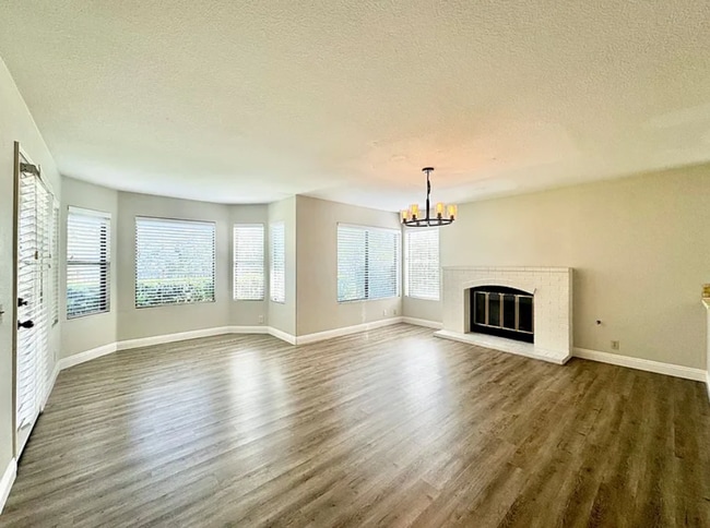 Building Photo - Beautiful 5B/3BA Home in Rancho Bernardo A...