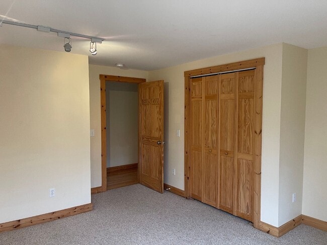 Building Photo - 283 N Valley Rd