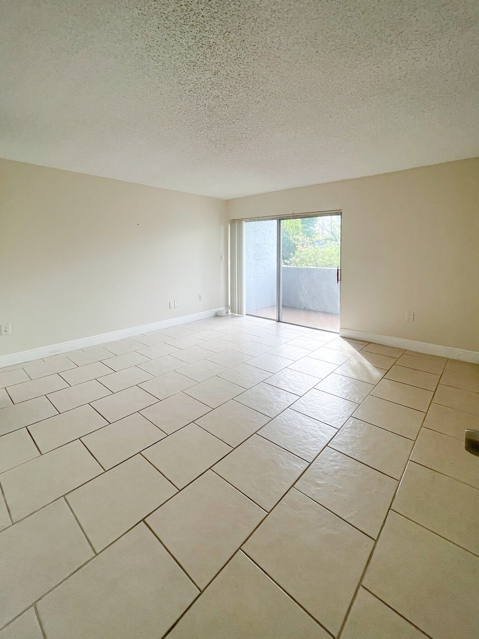 Building Photo - 9351 Fontainebleau Blvd