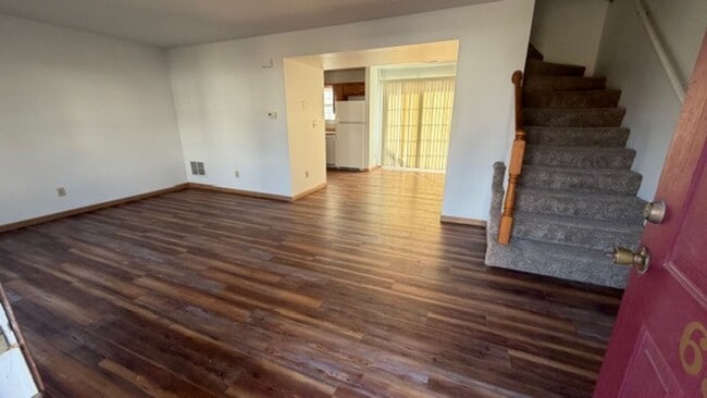 Building Photo - 696 James St