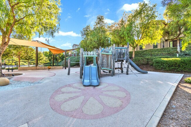 Building Photo - Light and bright 4 bedroom 3 bath beauty i...