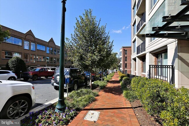 Building Photo - 4915 Hampden Ln